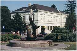 Freiheitsbrunnen, im Hintergrund Post
